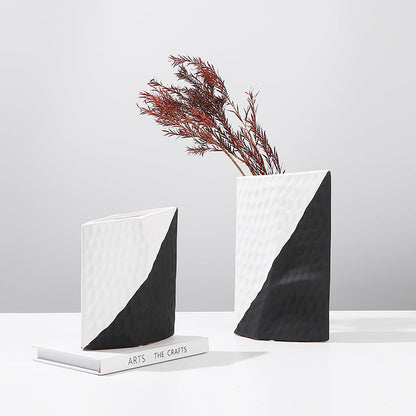 LA-23044 Black and White Vase