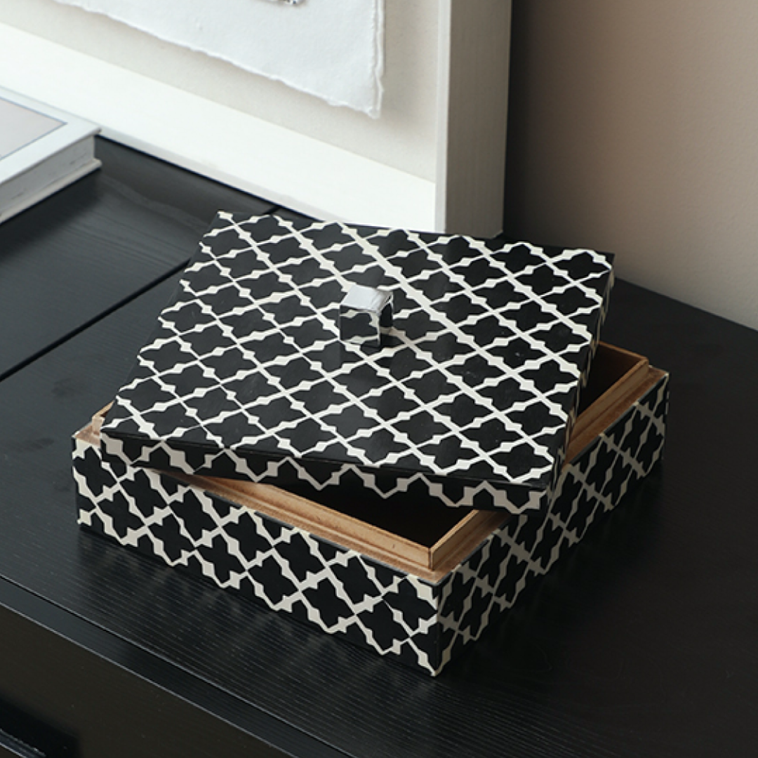 Black & White Box