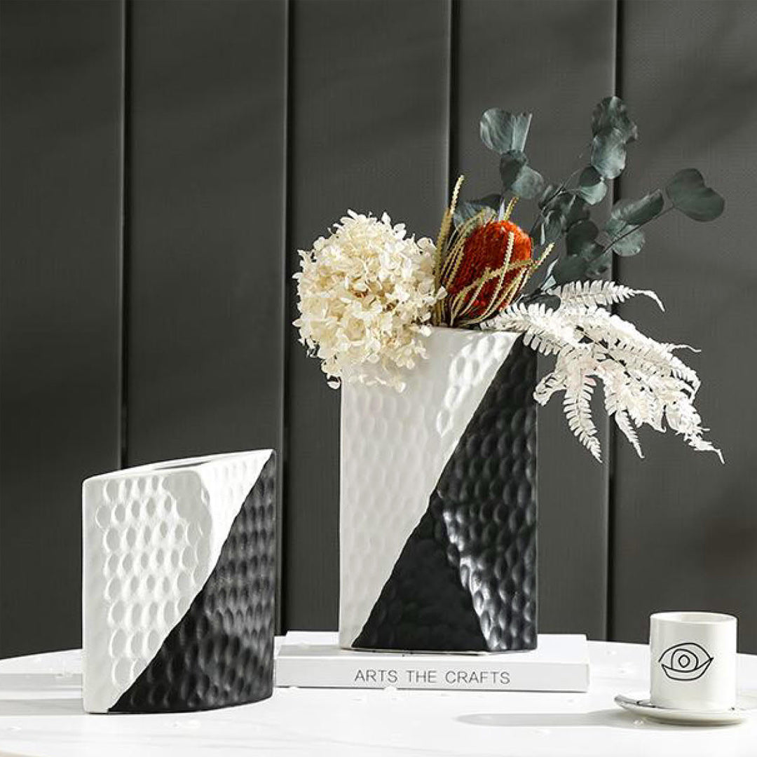 LA-23044 Black and White Vase